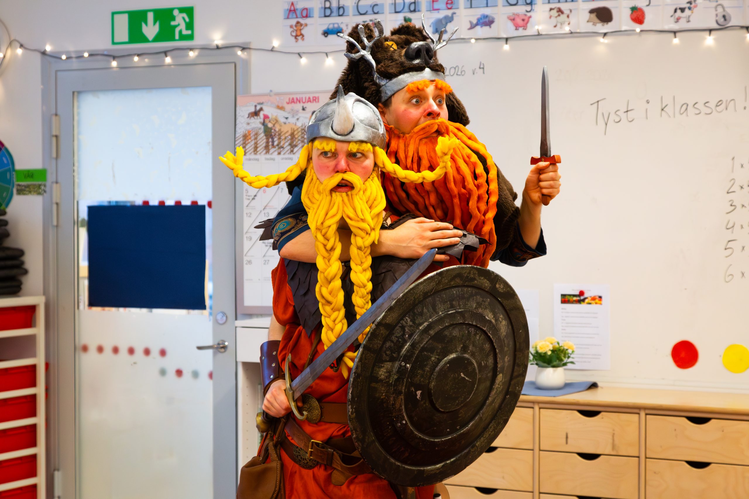 Vikingar med svärd